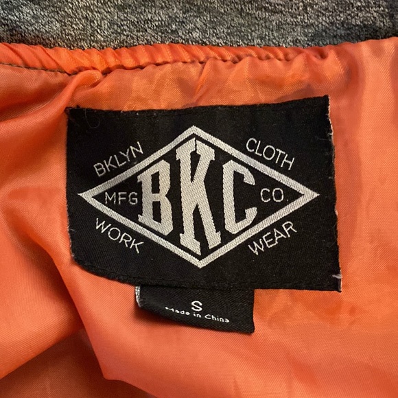 Hooded wind breaker. - Picture 4 of 4